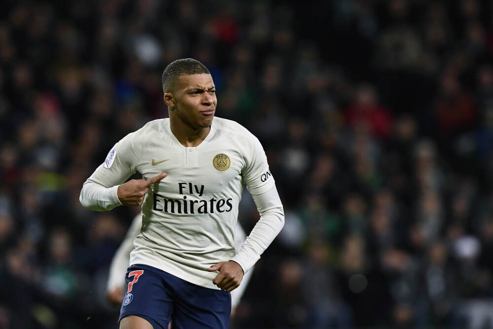 再次回应“机器人质疑”！何小鹏哽咽：有时候心中的成见是一座大山